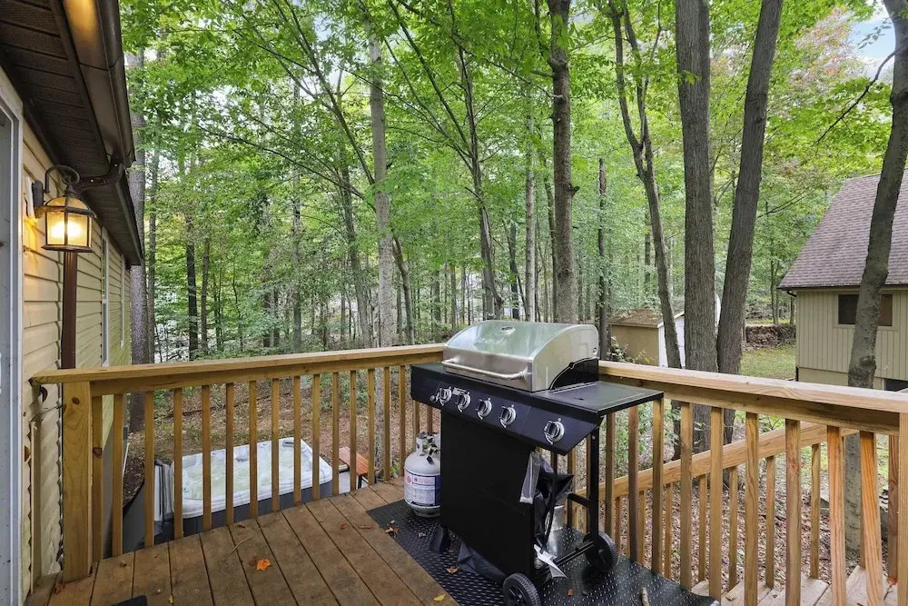 Moshannon Tree-lined Pocono Retreat w/ Hot Tub, Firepit & Pool Table