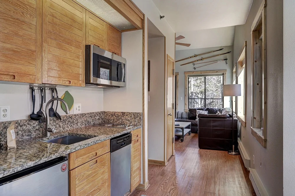 2759 Slopeside 1 Bedroom Condo by RedAwning
