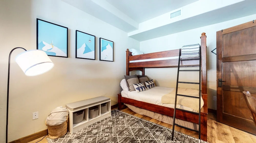 Woodwinds 1265 Luxury Townhouse, Private Hot Tub, 2 Car Garage by RedAwning