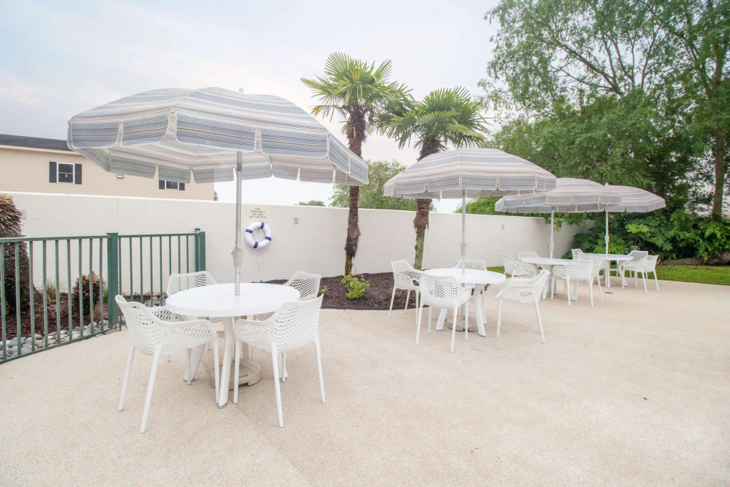 Econo Lodge Inn & Suites Foley-North Gulf Shores