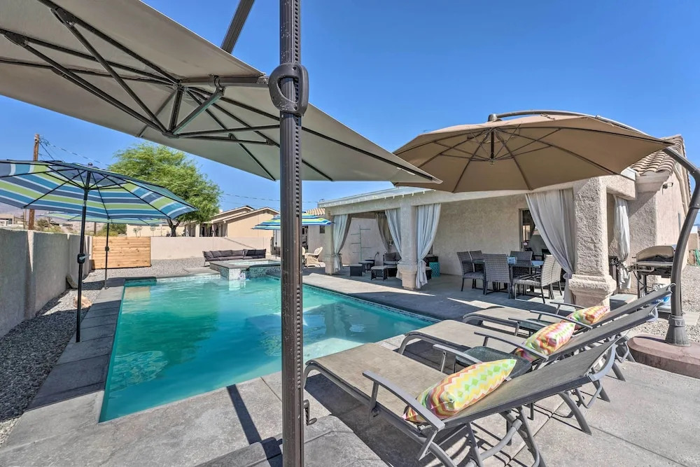 Central Lake Havasu City House: Grill & EV Charger