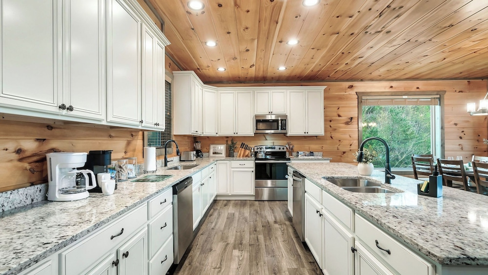 Smoky Horizon by Avantstay Game Room, Movie Theater, Deck w Hot Tub Views!