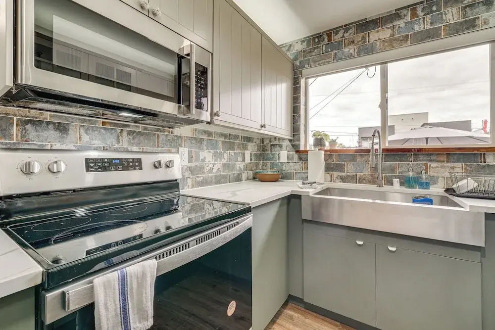 2 Blocks to Beach Park: Cozy Seattle Townhome