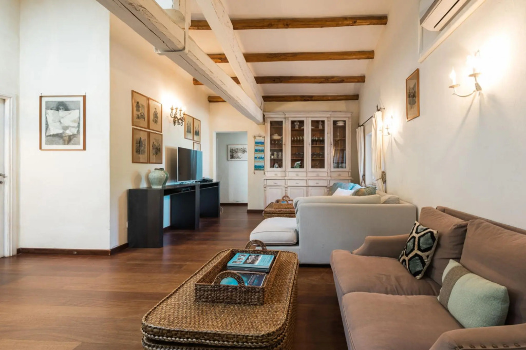Exclusive villa with swimming pool and private park. The main part hosts 5 comfortable bedrooms (4 d-VILLA NINA