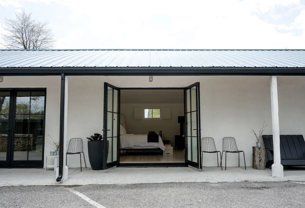 The Lakeside Motel & Restaurant