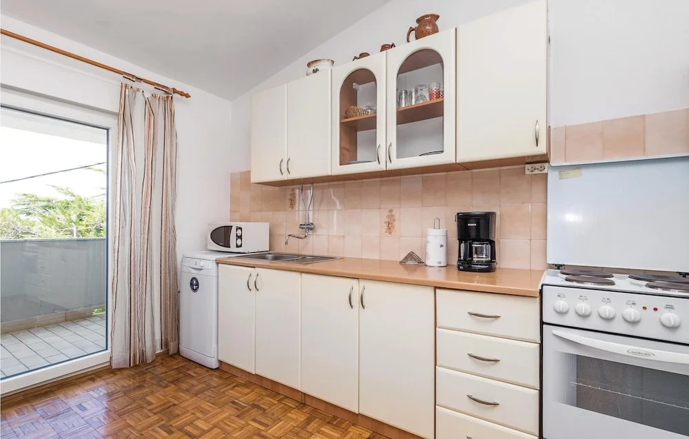 Amazing Home in Mundanije With Wifi and 2 Bedrooms
