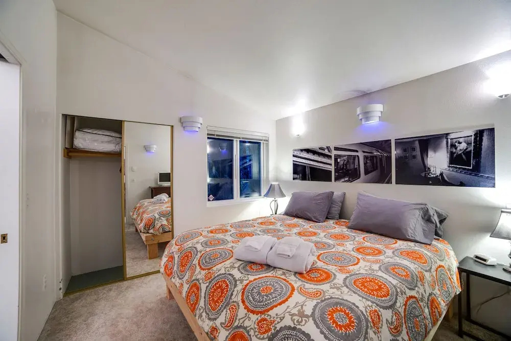 Mt. Baker Lodging Cabin 60 – Hot Tub, Wifi, Sleeps 2! by Mbl