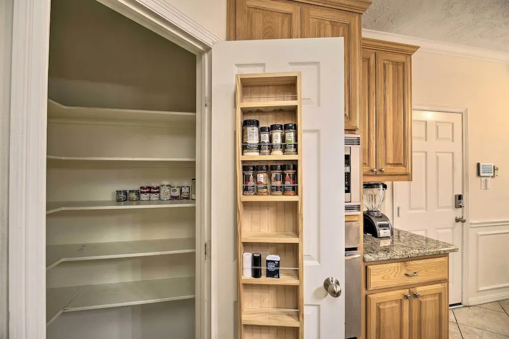 2,500 Sq Ft Townhome - Walk to Central River Oaks!