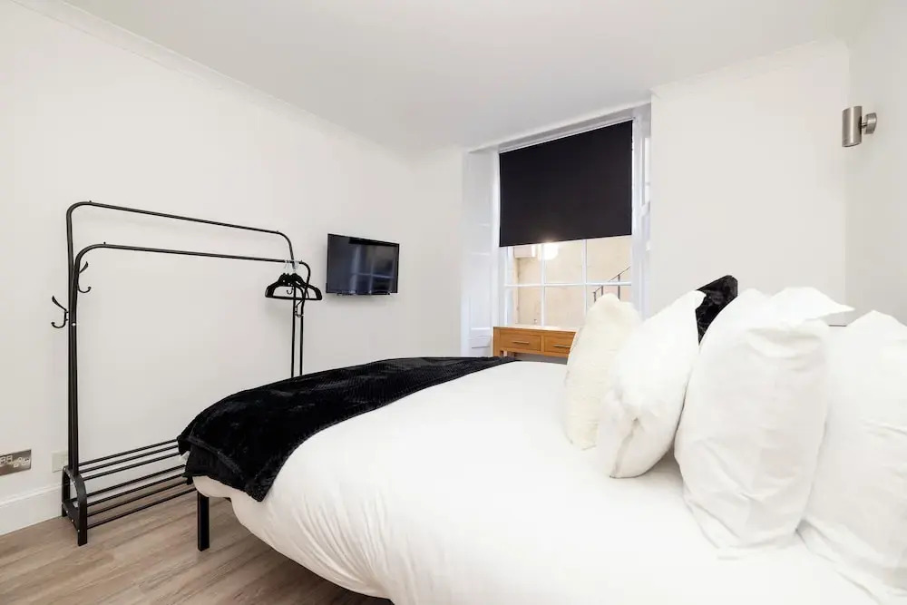 JOIVY 3BR Flat in Haymarket with Free Parking