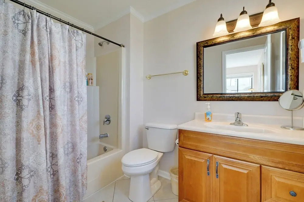 Condo w/ 2 Decks - Steps to Wrightsville Beach!