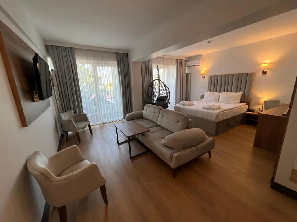 Lake Li̇fe Hotel