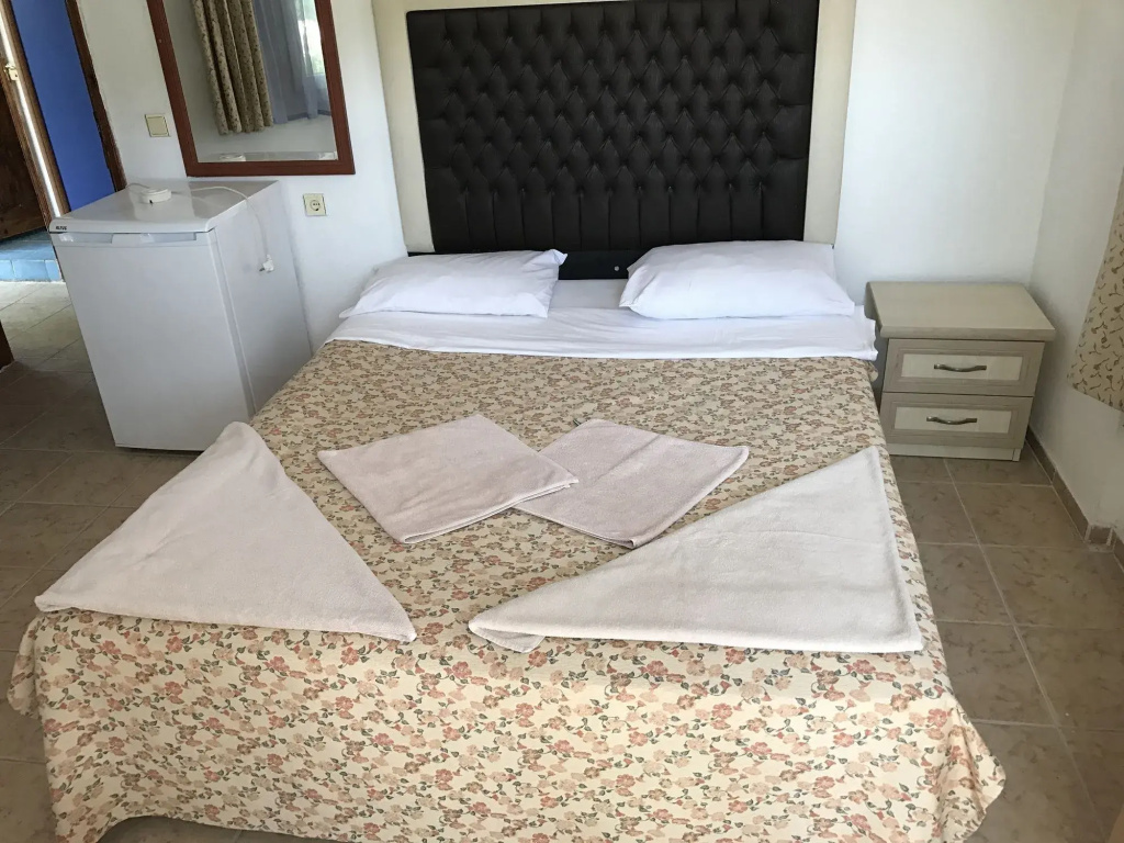 Red Rose Hotel