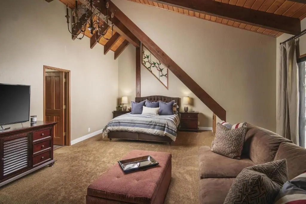 Treetop Cabin, Modern Luxe, 1700 sqft, Deck, View, Dogs, In Village, AC