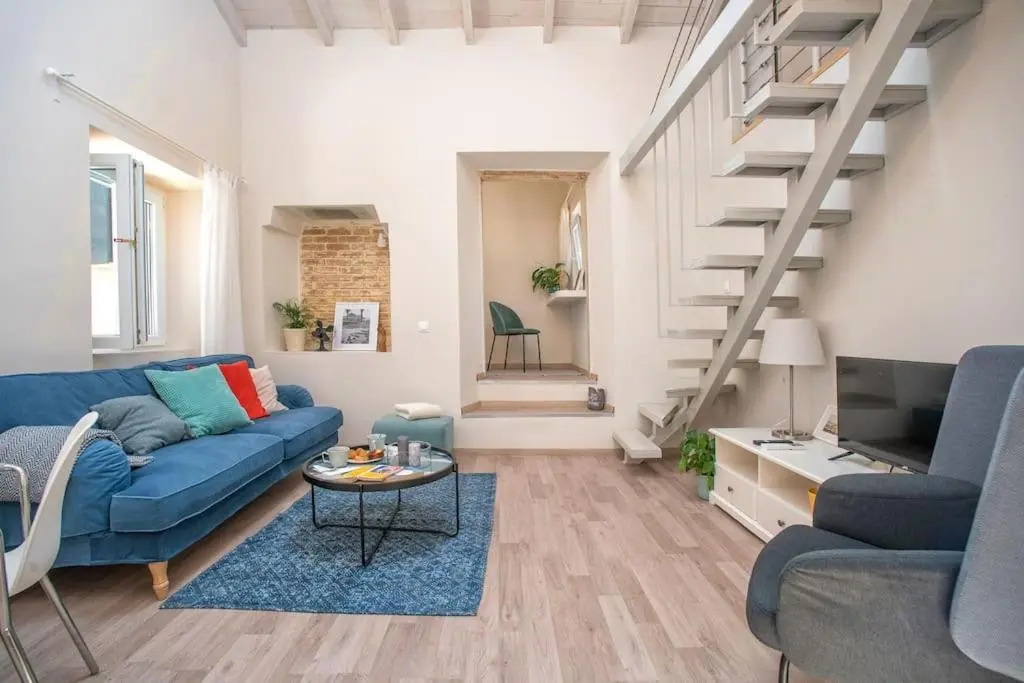 Newly Renovated 1730's Venetian Loft (02) !