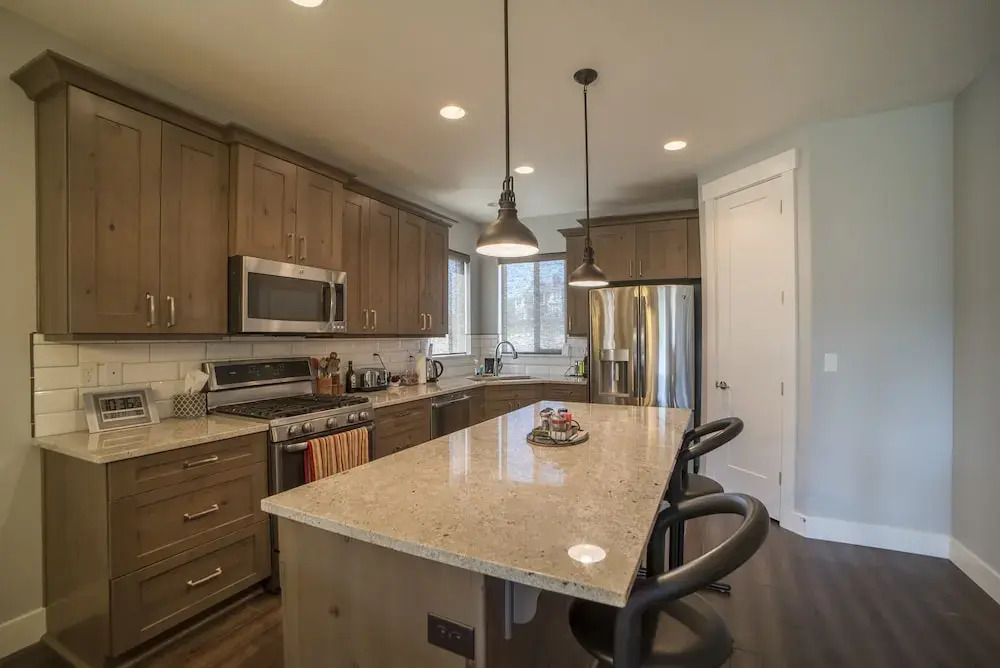 Family Vacation~crater Hot Spring, Tubing & Ice Skating~kanton 3 Bedroom Apts by RedAwning