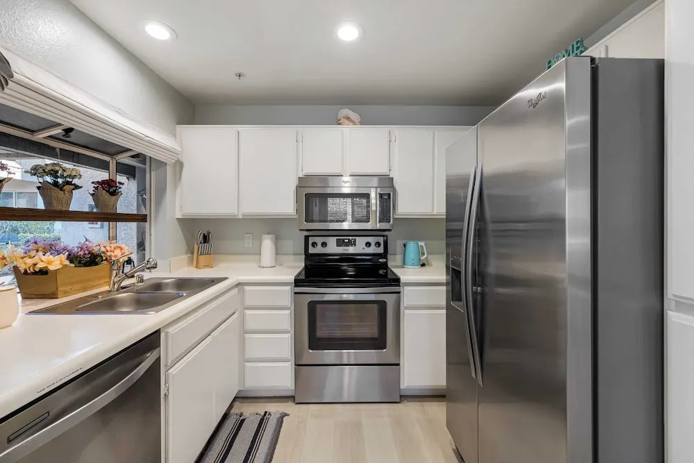 Walk to Beach Pool, Hot Tub, Private Patio, Parking Seabreeze Retreat