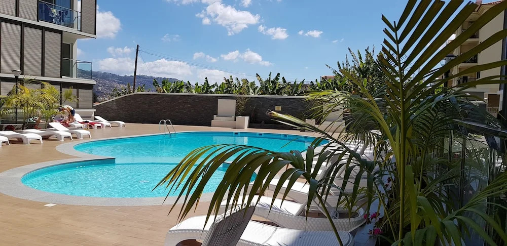 1 Bed Apartment Sleeps 4 With Pool