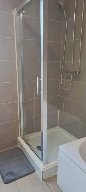Room-charming Leicester Guest Room With