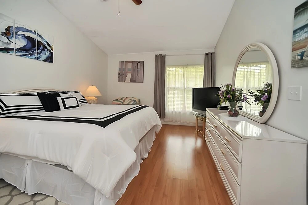 Palm Bay Delight, Large Grass Yard, 20 Minutes To The Beach 3 Bedroom Home