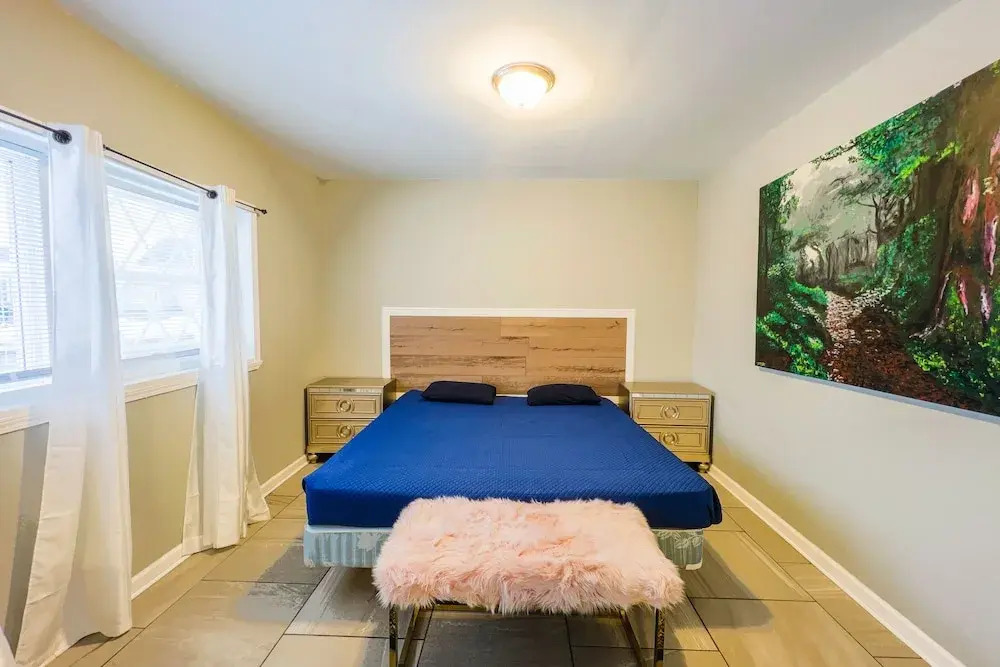 The Stone Castle - With Private Yard & Parking, Near Falls & Casino by Niagara Hospitality