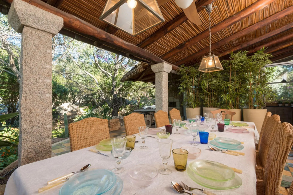 Exclusive villa with swimming pool and private park. The main part hosts 5 comfortable bedrooms (4 d-VILLA NINA
