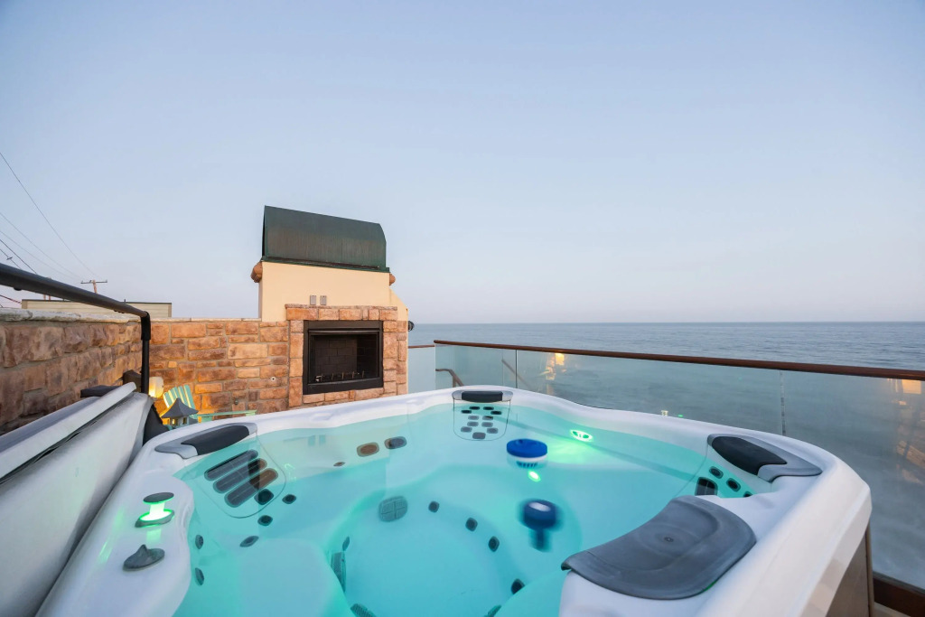 Malibu Beach House Bliss by AvantStay | Beachfront + Private Beach Access, Malibu