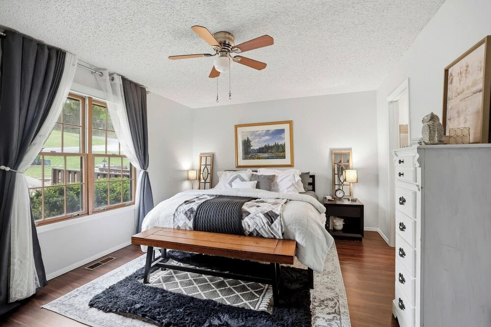 Holiday Island Escape w/ Panoramic Lake Views