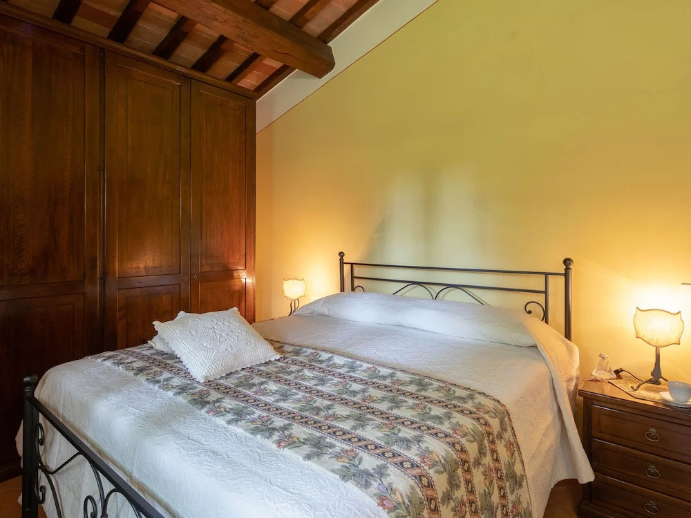 Spacious Villa at Lombriciano with Swimming Pool