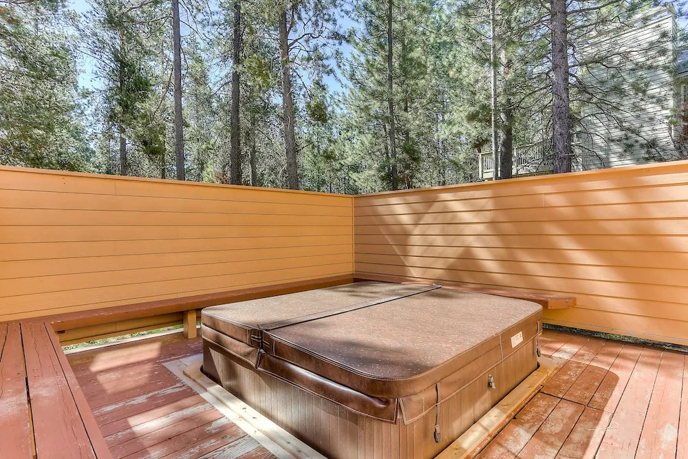 3 Mt Baker Peaceful Lodge Style Home with Private Hot Tub and BBQ on the Patio by RedAwning