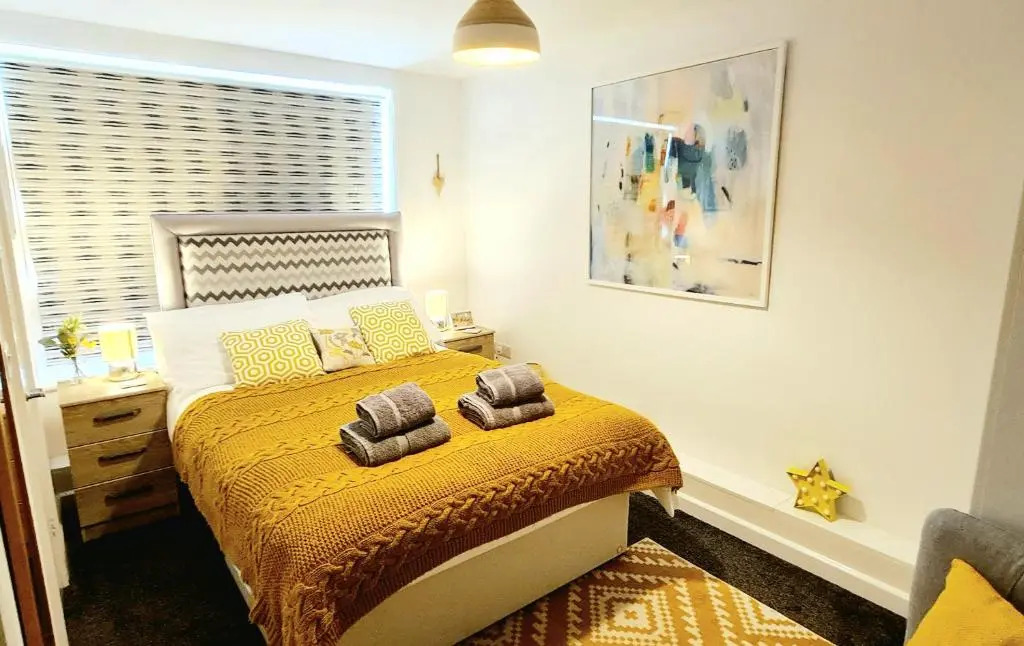 Stunning apartment with 2 bedrooms, 2 en-suites, private parking