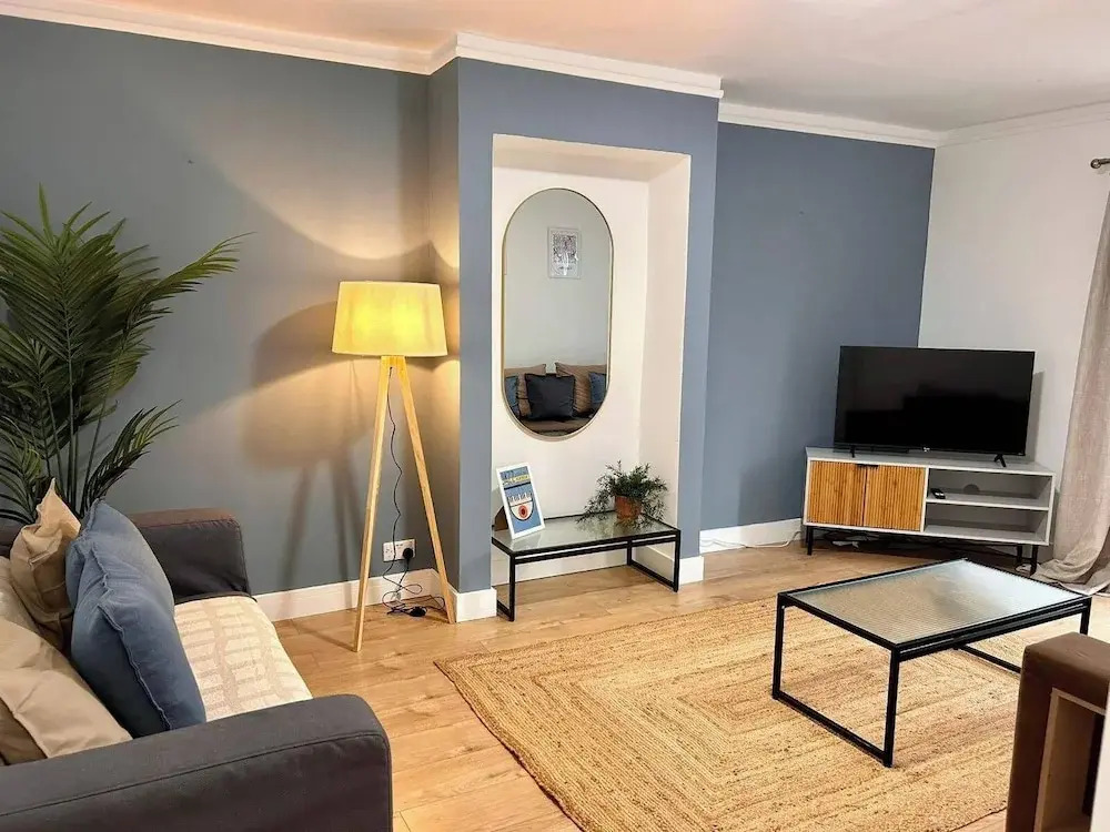 Spacious 3-bed House With car Park Near Heathrow
