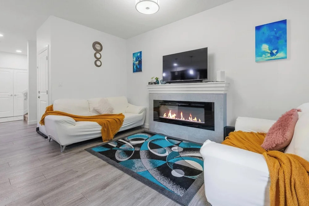 Modern 3BR Home Edmonton Near by Airport