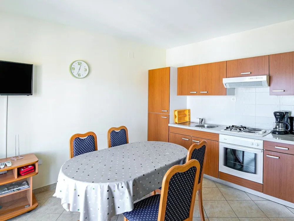 Restful Apartment in Mastrinka near Beach & Town Center