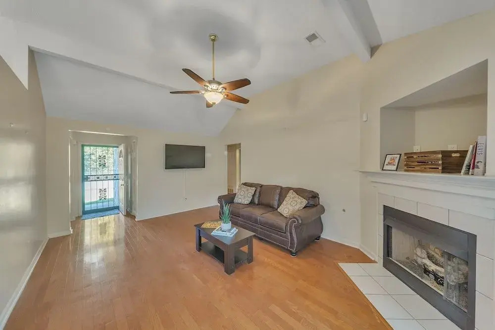 Charming Comfortable Memphis Getaway 3 Bedroom Home by Redawning