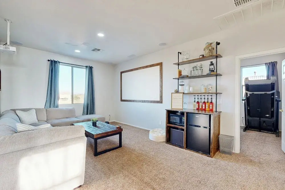 Hot Tub & Game Room: Poolside Paradise in Phoenix!