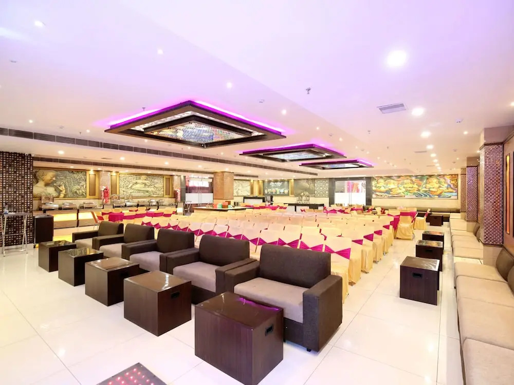 OYO 16827 Hotel Grand M Lajjo