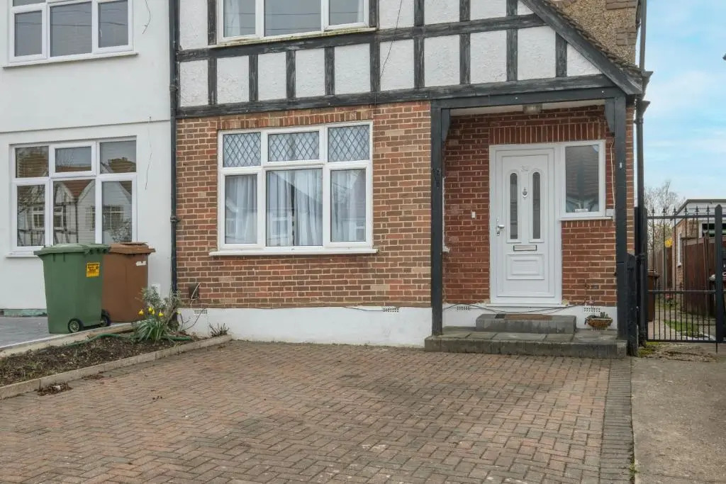 Harrow Hse 3 Bedrooms 2 Bathrooms Off Road Parking