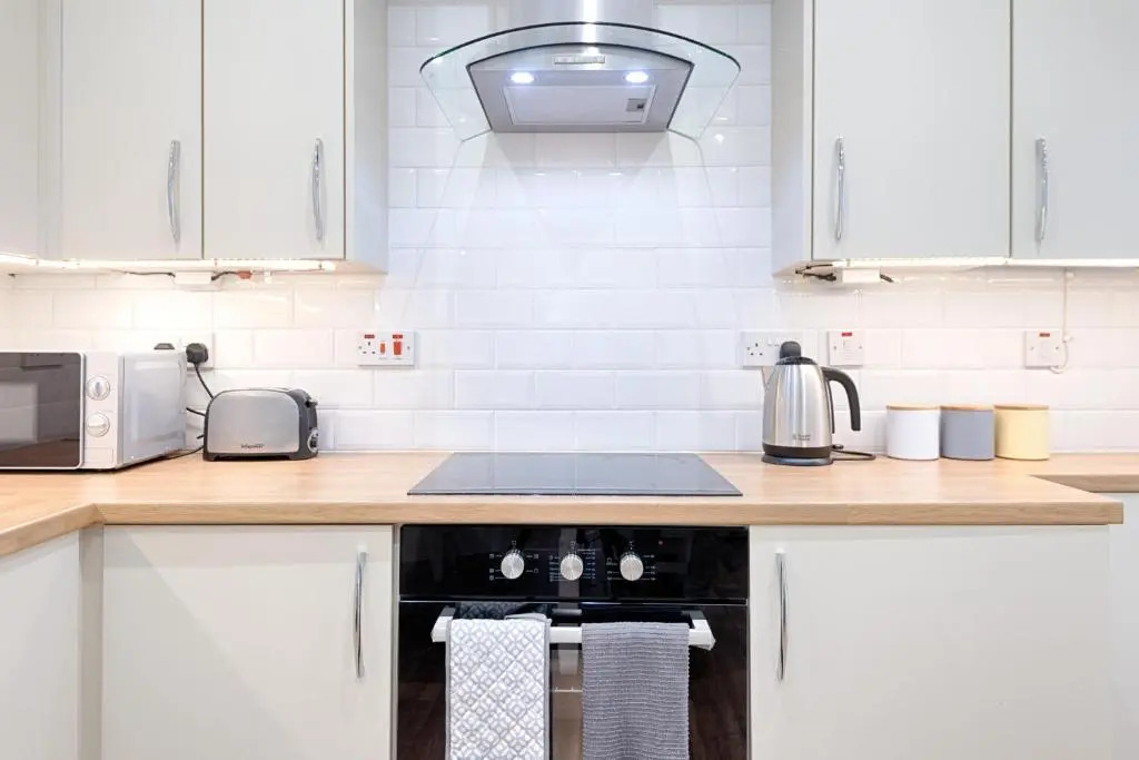 Spacious 4BR Home with Garden, Swansea