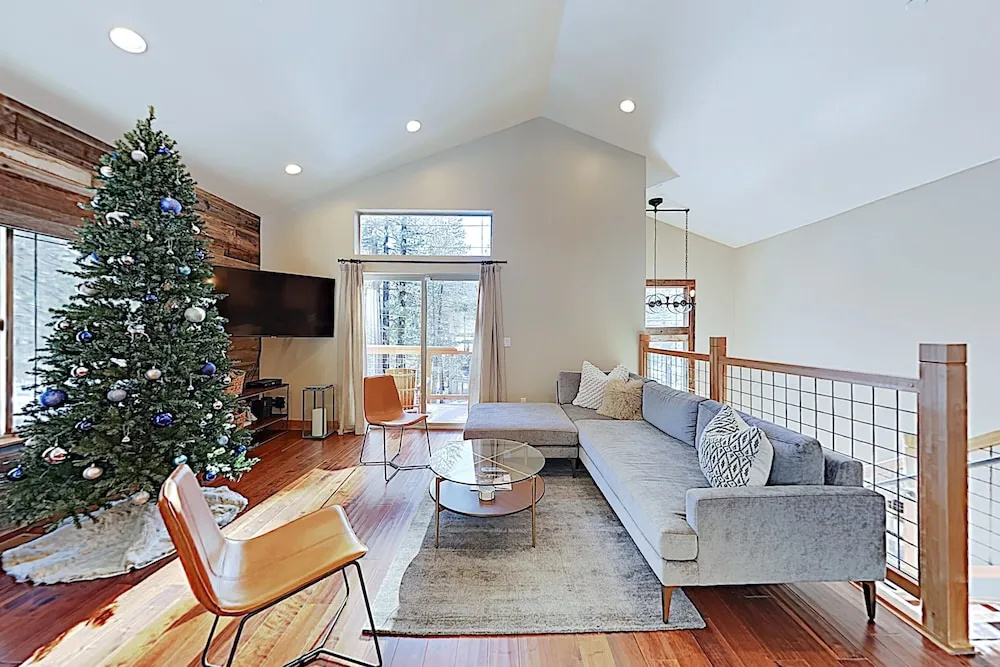 Lavish New-build: Private Hot Tub & 2 Living Areas 4 Bedroom Home