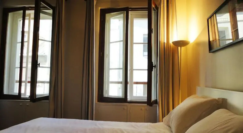 Into Paris - Mouffetard Apartment