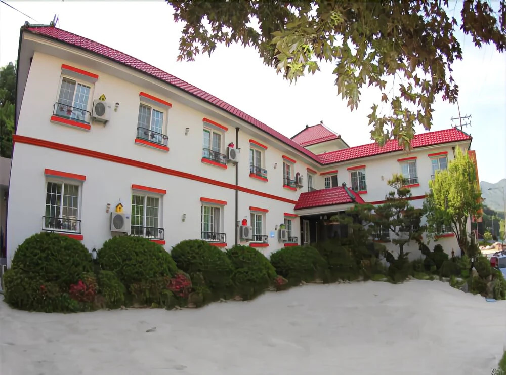 Muju Naos Pension