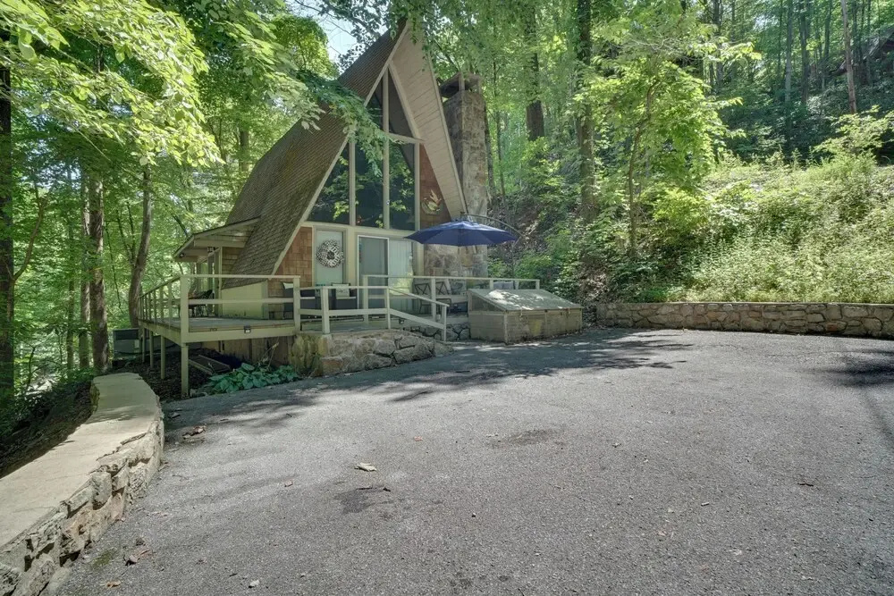 Snuggle Inn in the Heart of Chalet Village