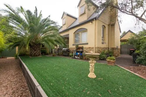 Quiet Court Location - Sleeps Up To 8 People