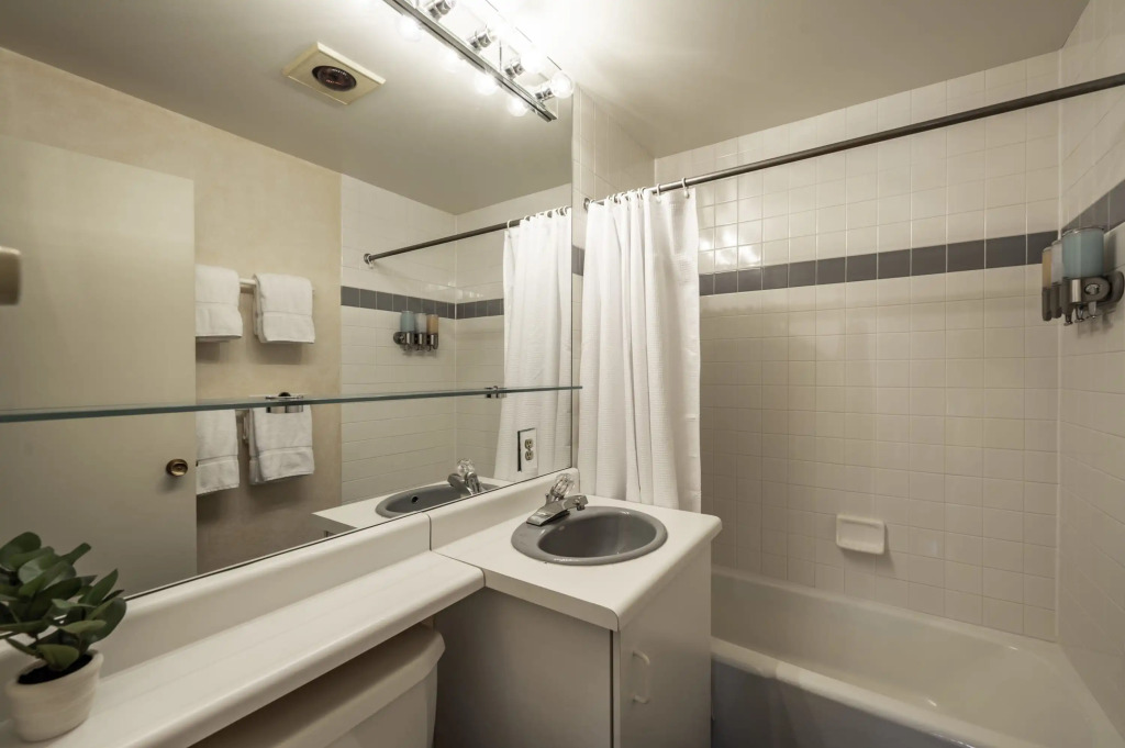 2 BR 3BA Condo - AC, Heated Pool, Walk to Town