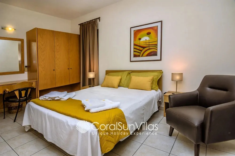 Exceptional Large Villa, FREE HEATED Pool 1 NOV - 15 JAN, Privacy,Prime Location