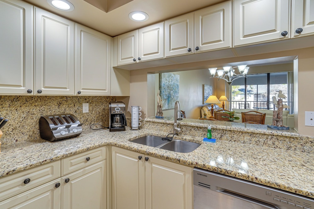 Resort-style Condo 6 Mi to Bradenton Beach!