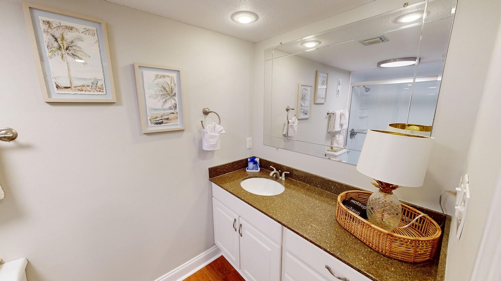 Shoreline Towers 1033 2 Bedroom Condo