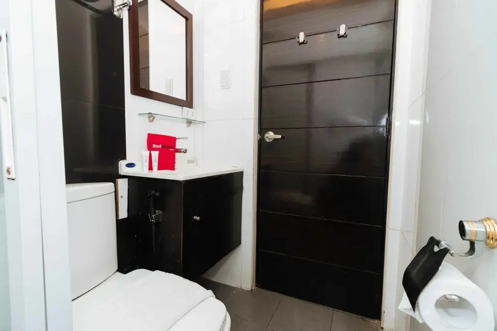RedDoorz near Quezon City Circle