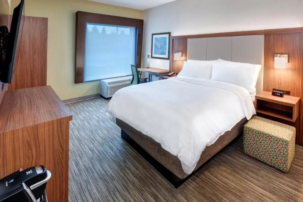 Holiday Inn Express & Suites West Long Branch - Eatontown by IHG