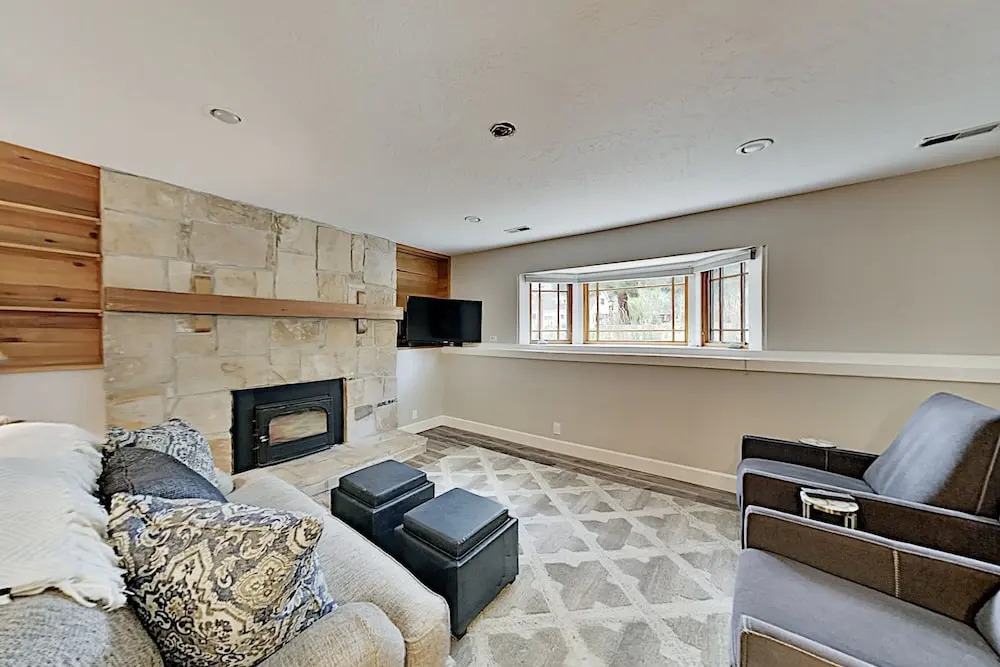 Amazing Alpine Getaway, Walk To Bus - Near Slopes 5 Bedroom Home